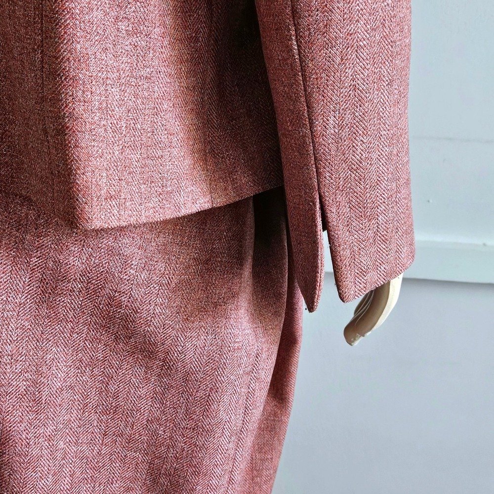 Le Suite Mauve Herringbone Skirt Suit Set with Rosette Brooch 3-Button Blazer - Picture 8 of 8
